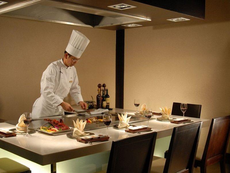 Hotel Nikko Tianjin Exterior photo A chef at work
