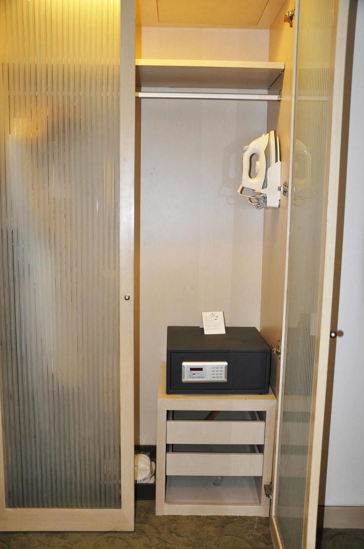 Hotel Nikko Tianjin Exterior photo A safe in a hotel room