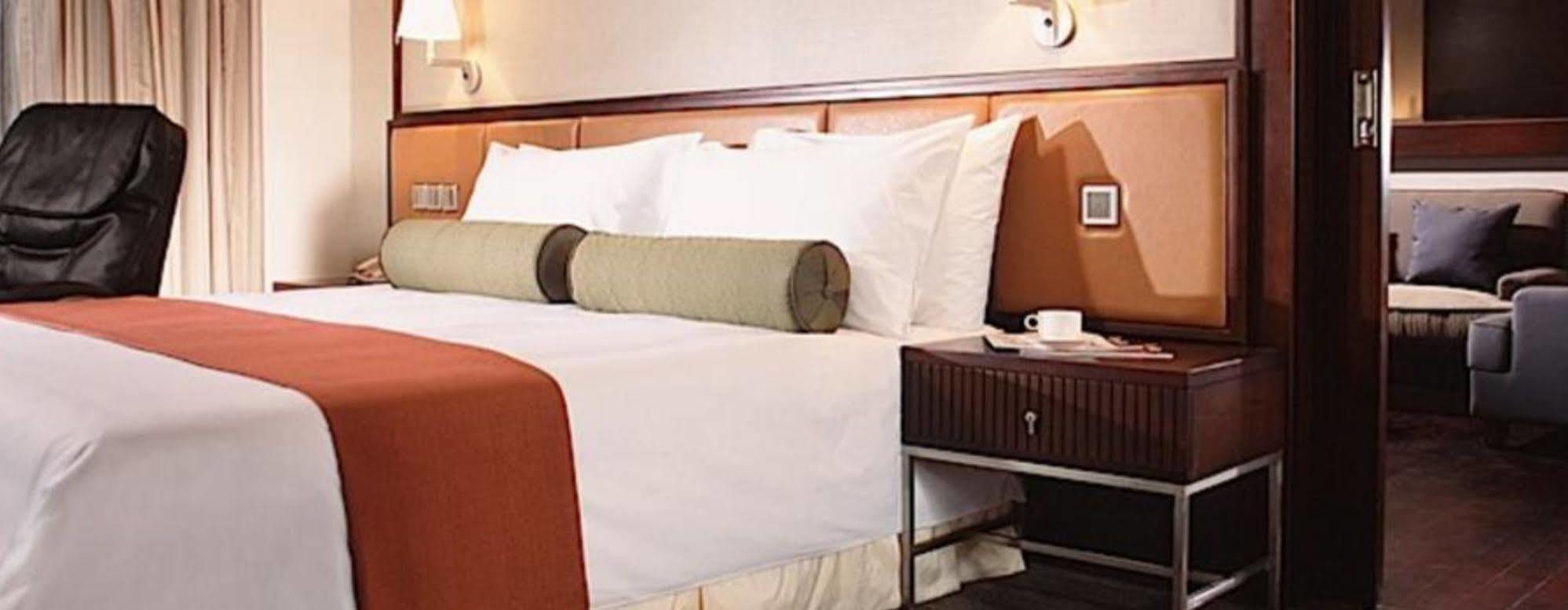 Hotel Nikko Tianjin Exterior photo A bolster pillow